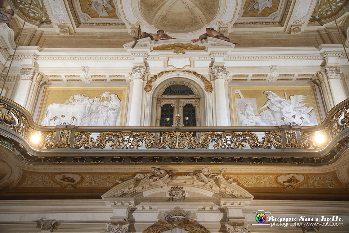 VBS_6764 - Villa Pisani - Stra (Venezia).jpg - SALONE DA BALLO  Il grandioso soffitto di questa sala fu affrescato da Giambattista Tiepolo. Tra il 1761 e il 1762 diede vita ad una cortese e contenuta allegoria della famiglia Pisani. II committente Luigi Pisani (1701-1767) viene ritratto accanto ai suoi figli: non c'è traccia di pompa ed il gruppo familiare, accompagnato dalle Virtù, trova posto tra una moltitudine di personaggi allegorici. Tra le figure principali dei gruppi che animano l'affresco troviamo: la Divina Sapienza, le Virtù, le Arti, la Pace, l'Abbondanza, la Discordia e l'Eresia, i Continenti (Europa, Africa, America, Asia), l'Italia e Venezia. 